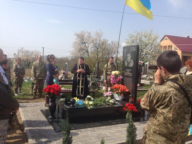 Освящение надгробного памятника воину легендарного батальона "Айдар"