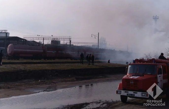 В Одессе горят склады Укрзализныци: Задействовано более полусотни пожарных