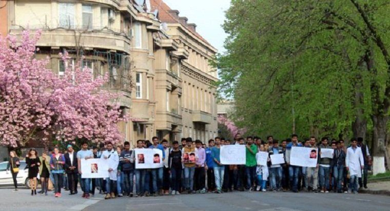 Студенти зібралися біля будівлі медичного факультету, де навчалися вбиті, та з п