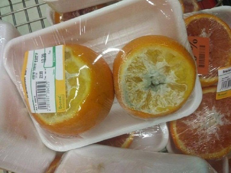 В ужгородском супермаркете продают "акционные" продукты с плесенью
