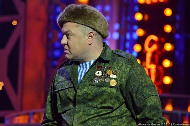 На свадьбу пожаловал Янукович в форме ВДВшника