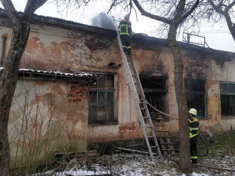 В Закарпатье пока работники отошли, автомастерскую охватил неистовый огонь