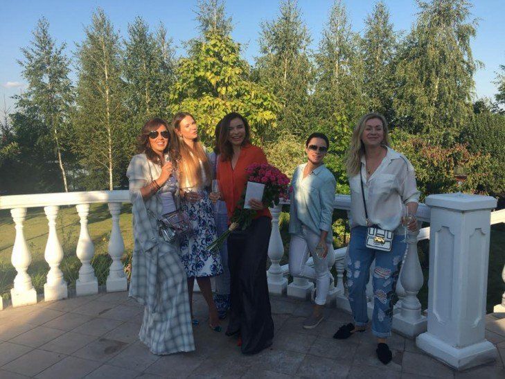 Татьяна Недельская пригласила на празднование дня рождения своих подруг