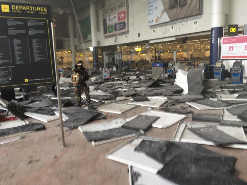 Около 8:00 в аэропорту Брюсселя прогремели два мощных взрыва