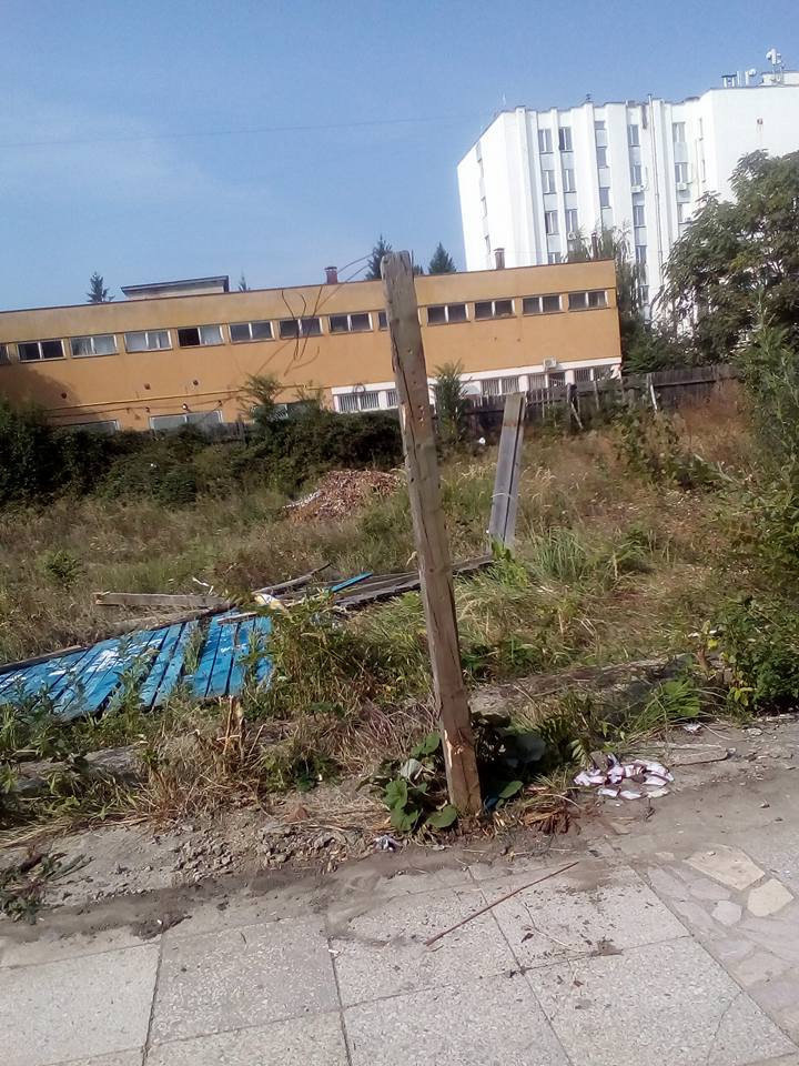 На площади Кирилла и Мефодия в областном центре ужгородцы фиксируют кучи мусора