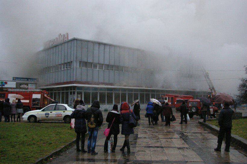 Сильный столб дыма в Ужгороде виден издалека пожар, универмаг Украина