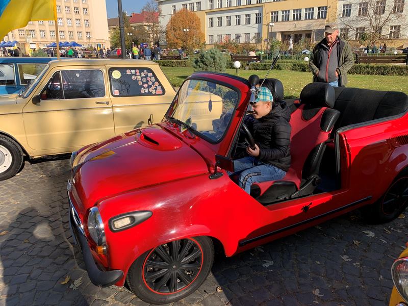На выставке в Ужгороде представили  115 ретро автомобилей