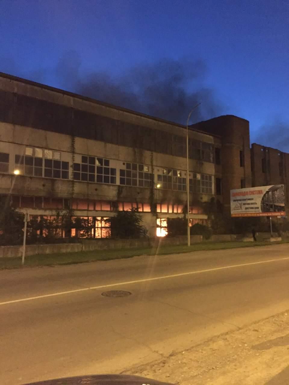В эти минуты 20 бойцов ГосЧС пытаются потушить пожар в помещениях завода