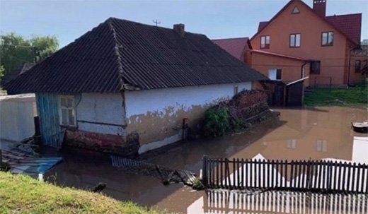 В Закарпатье обильные дожди привели к первым потопам 