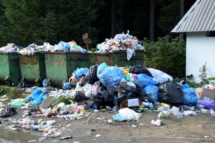 Подножие наивысшей точки Украины усыпано мусором