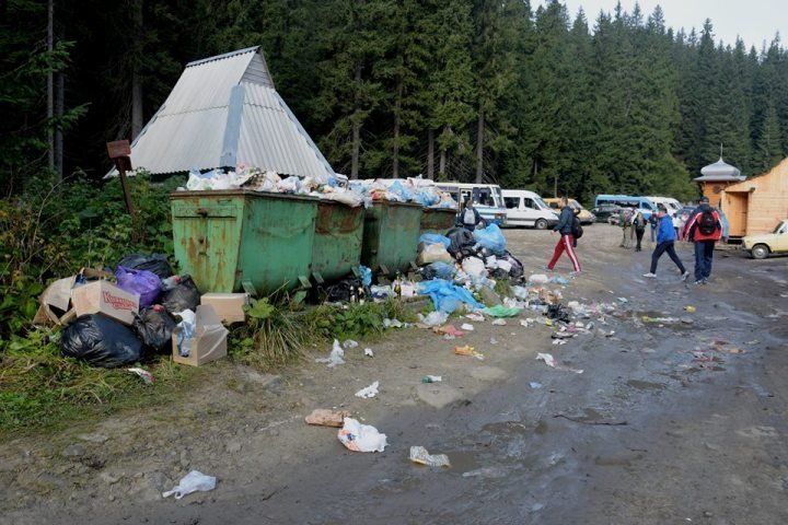 Подножие наивысшей точки Украины усыпано мусором