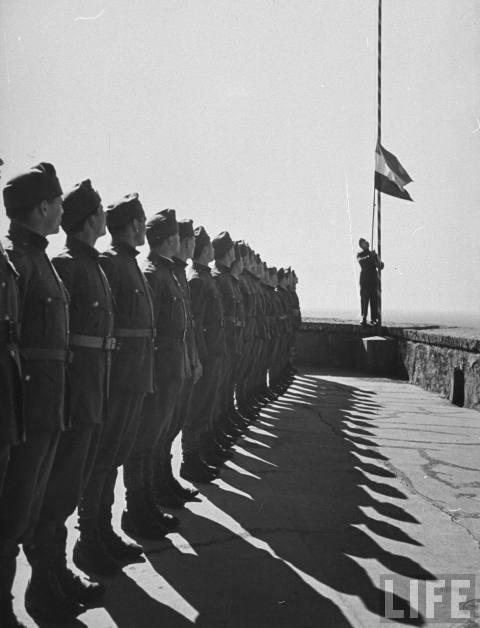 Венгерские солдаты во время поднятия флага, Мукачевский замок, 1939