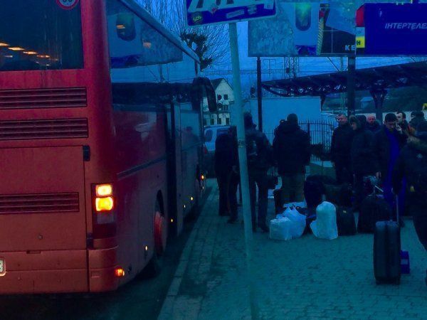 Водій міжнародного рейсу в Ужгороді висаджував пасажирів під колеса іншим авто