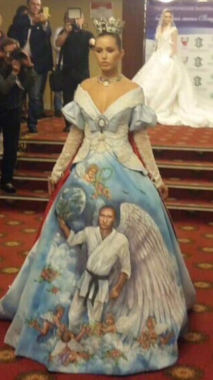 Пользователи социальных сетей высмеяли платье девушки с лицом Путина