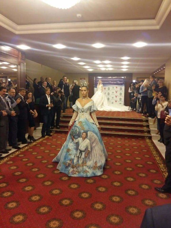 Пользователи социальных сетей высмеяли платье девушки с лицом Путина