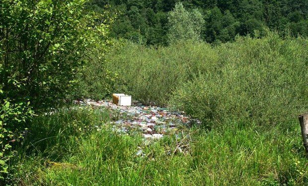 На фоне живописной природы - горы мусора