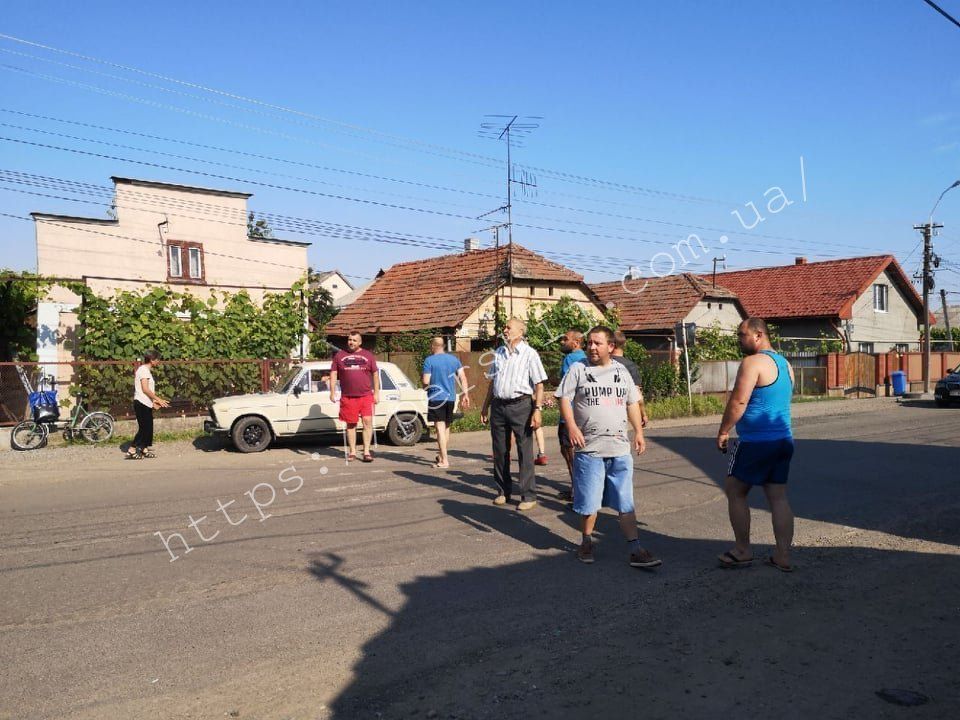 На Закарпатье возмущенные жители блокируют дорогу автомобилями в знак протеста 