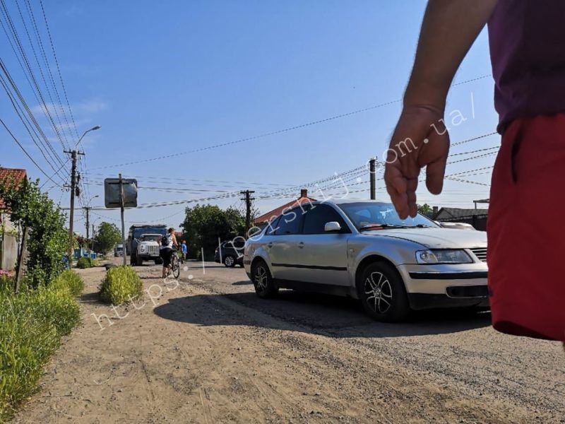 На Закарпатье возмущенные жители блокируют дорогу автомобилями в знак протеста 