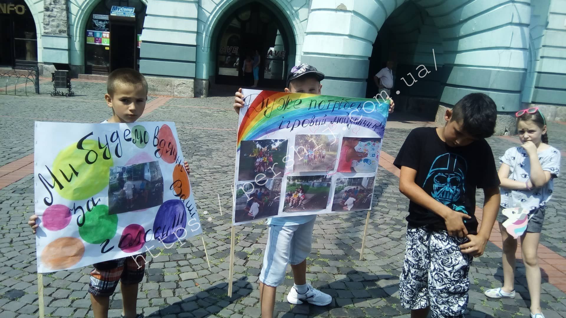 В Закарпатье маленькие дети вместе со взрослыми устроили мирную акцию