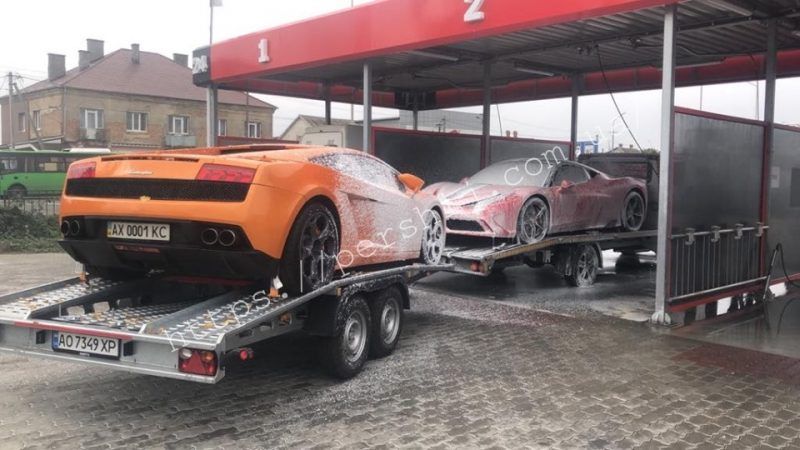 В Закарпатье заметили оранжевую Lamborghini и красную Ferrari