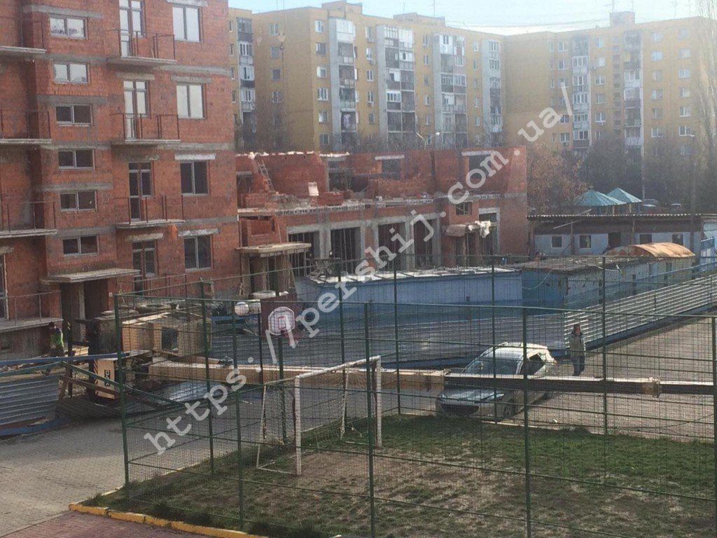 ЧП в Ужгороде: Строительный кран рухнул на припаркованные автомобили 