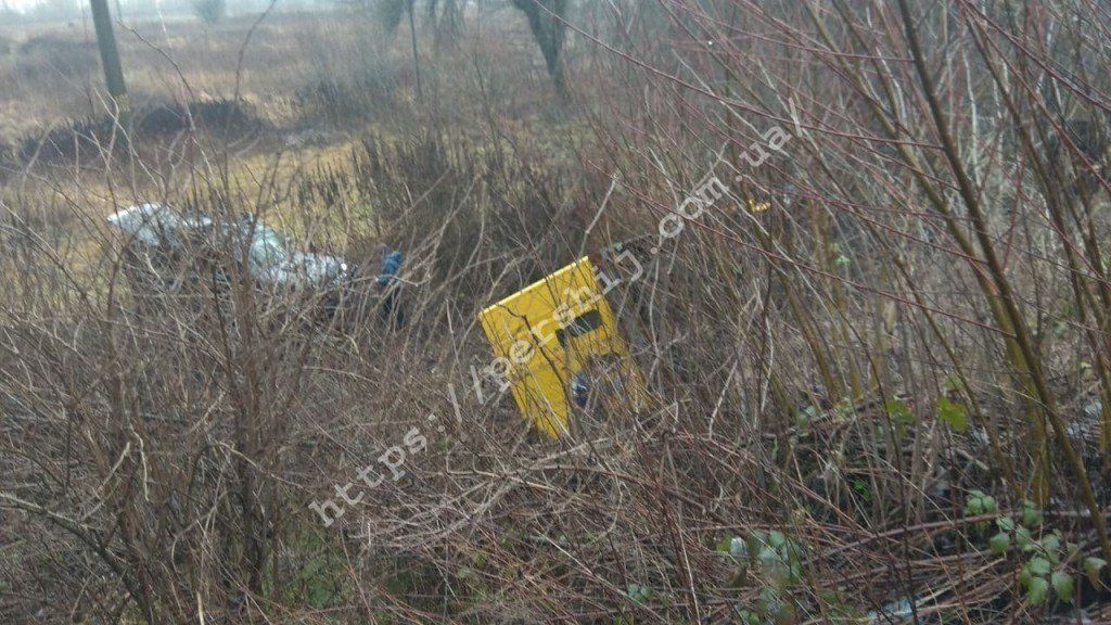 ДТП и пробки на Закарпатье: Автомобиль вылетел с дороги в канаву 