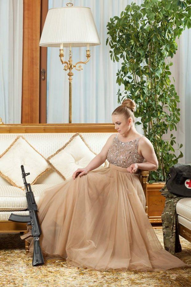 Українських жінок-військових сфотографували у шикарних вечірніх сукнях зі зброєю