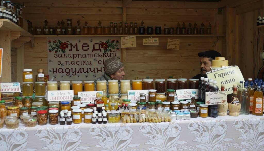 До медовухи та елю гостям фесту пропонують інші продукти бджільництва