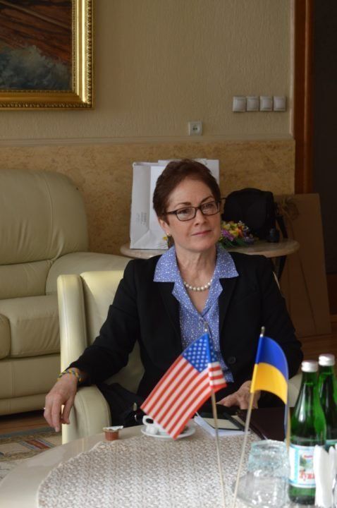 Посол США вдохновилась красотой цветущих сакур в Ужгороде