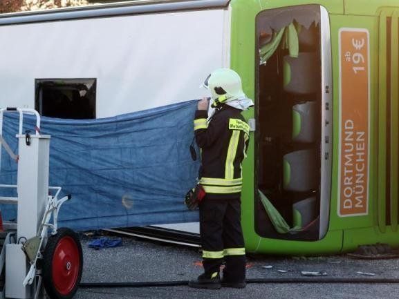 Пострадавших забрали на самолёте: В Германии на трассе перевернулся междугородний автобус 