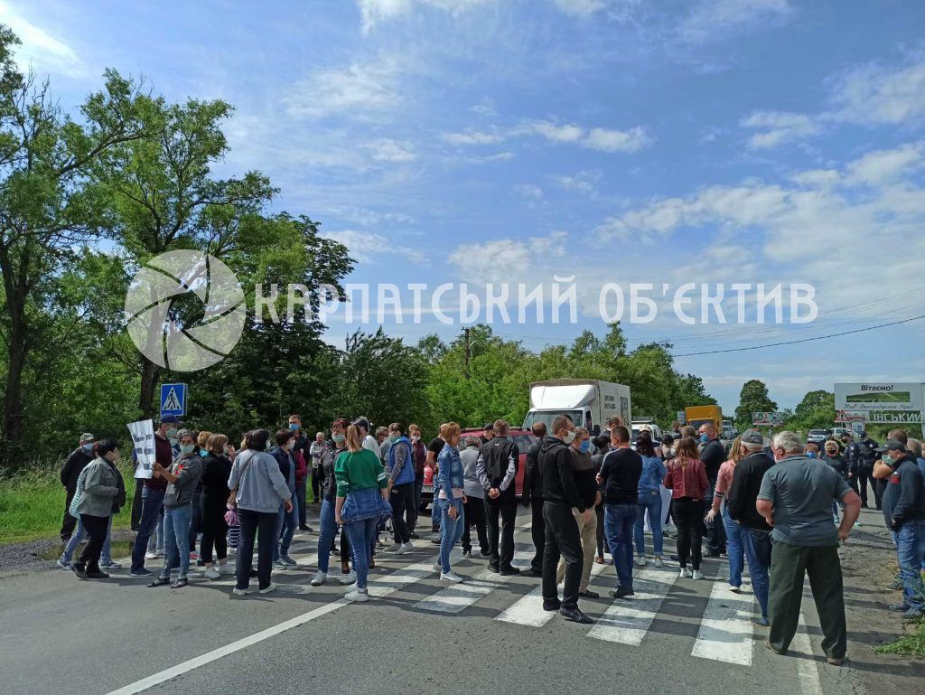 Возле Мукачево заблокирована главная трасса - протестующие требуют приезда губернатора