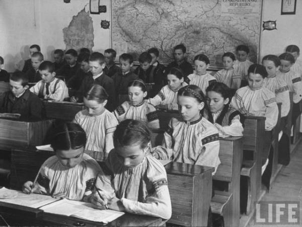 Закарпатские дети в школе с.Богдан, 1937