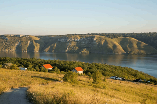 Деякі місця в Україні заворожують своєю красою та історією: 9 локацій для мандрівки 