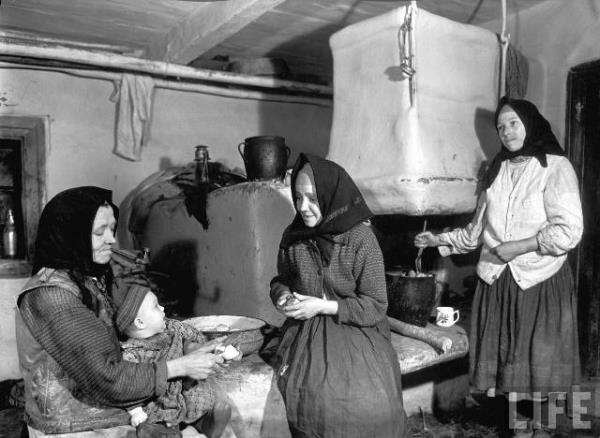 Женщины готовят обед, Закарпатье, 1937