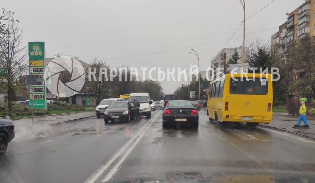 В Ужгороде на центральной улице ДТП: На месте пробки, движение сильно затруднено
