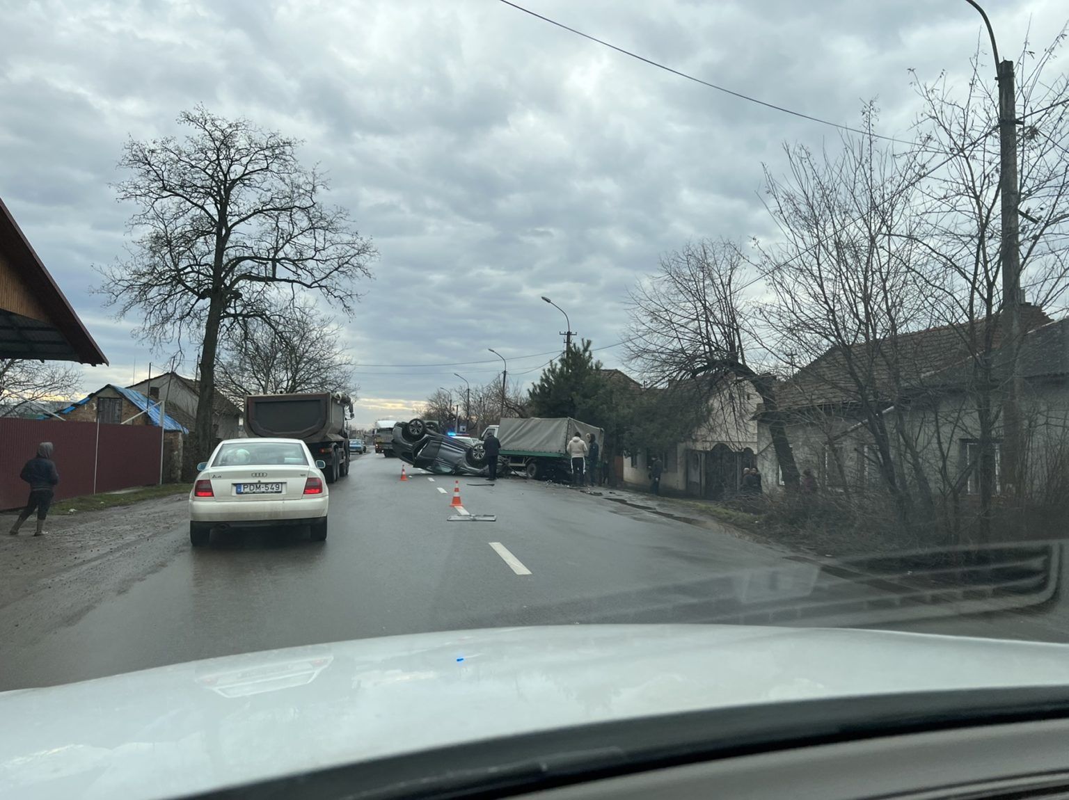 ДТП в Закарпатье: Перевернутый автомобиль заблокировал пол дороги