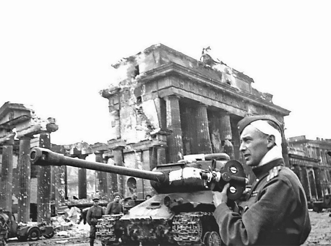 Военная хроника 3. Танк ис2 Берлин 1945. ИС-2 В Берлине 1945. Захваченный Берлин 1945.