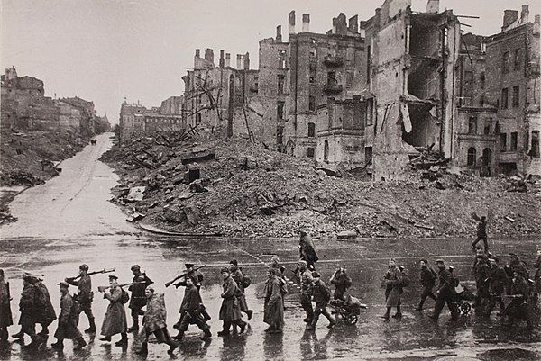 Киев освобожден. Советские войска проходят по ул. Крещатик, ноябрь 1943.