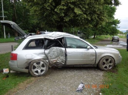 В Ужгороде водитель Audi А6 въехал в дерево, есть пострадавшие