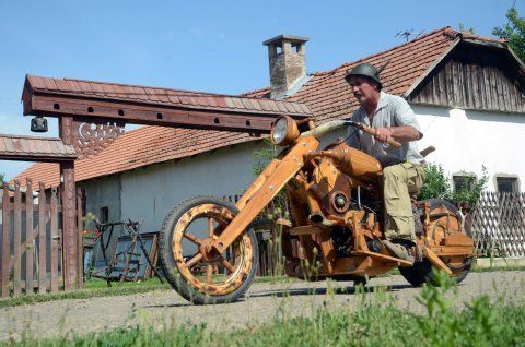 Необычный мотоцикл сделан из древесины робинии
