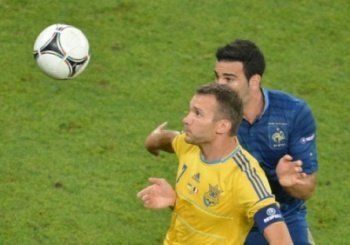 Шевченко предпринял попытку забить гол, однако мяч не попал в ворота