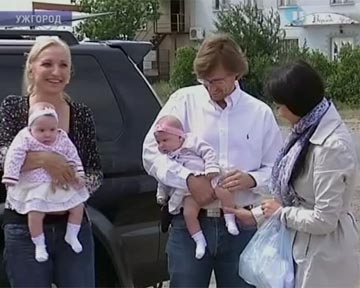 В Ужгороде крестили французских двойняшек Ким и Вики