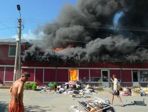 На рынке в мукачевском микрорайоне Росвигово возник пожар.