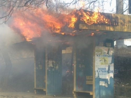 В Ужгороде неизвестные подожгли автобусную остановку