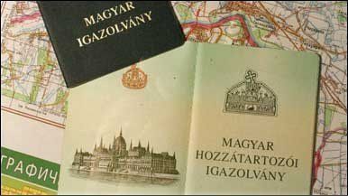 Венгры Закарпатья массово получают паспорта граждан Венгрии