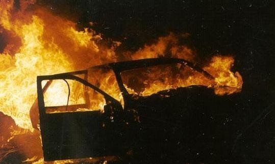 В Ужгороді загорівся автомобіль «Опель Комбо».