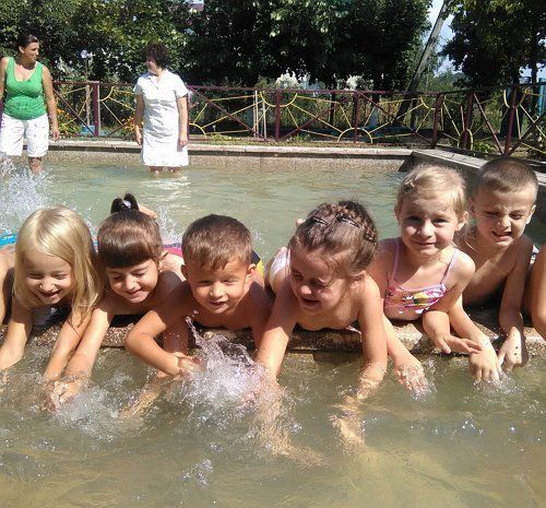 Іршавські діти граються у приємній теплій воді.