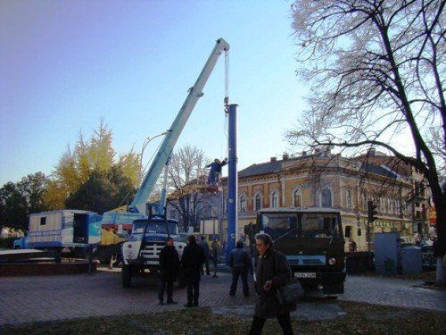 В Ужгороде демонтировали рекламный бигборд "чебурашка"