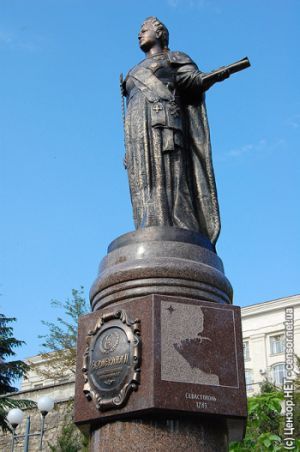 Вандалы пытались минувшей ночью свалить памятник Екатерине Второй, установленный в Севастополе в честь 225-летия города