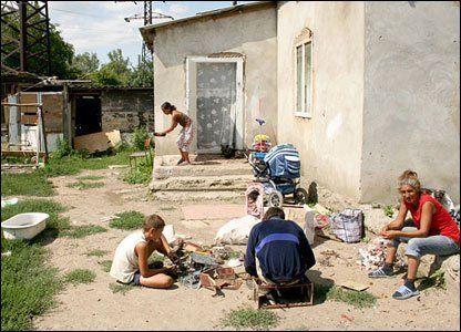 Микрорайон Ужгорода "Радванка" - ромская семья в таборе